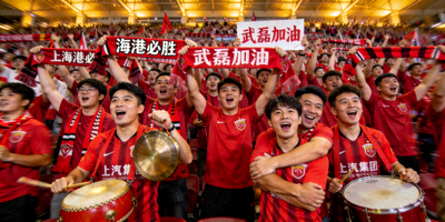 中超联赛上海海港比赛 - 球迷热情助威场景